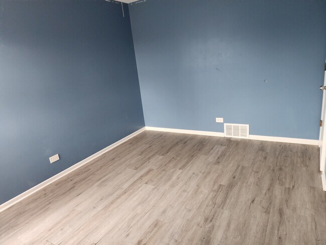 Building Photo - 1325 N Glenview Ct