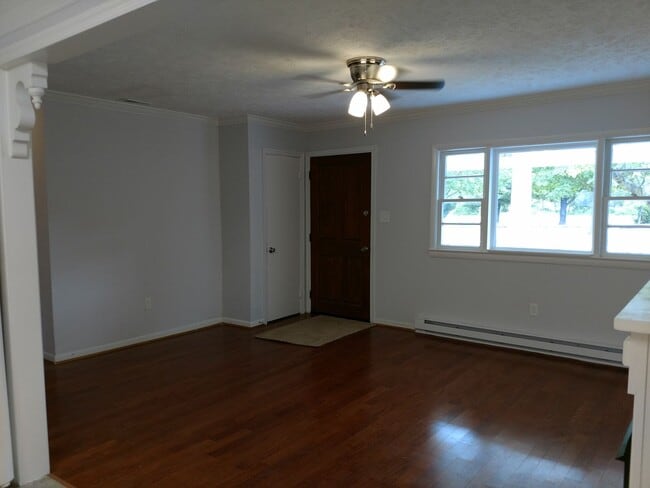 Building Photo - 3 Bedroom 3 Bathroom House in Town of Fron...