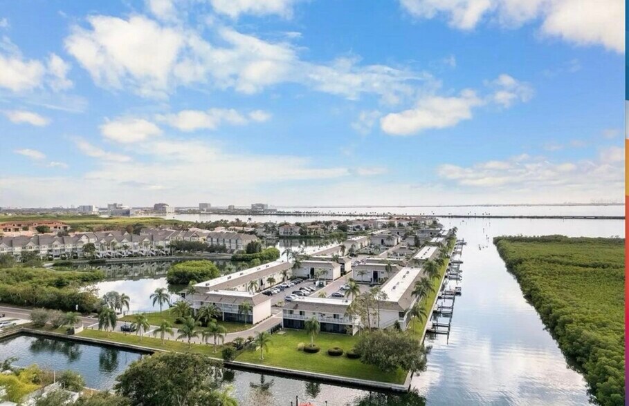 Building Photo - 8811 Bay Pointe Dr