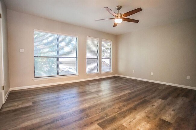 Building Photo - 2301 Mistletoe Dr