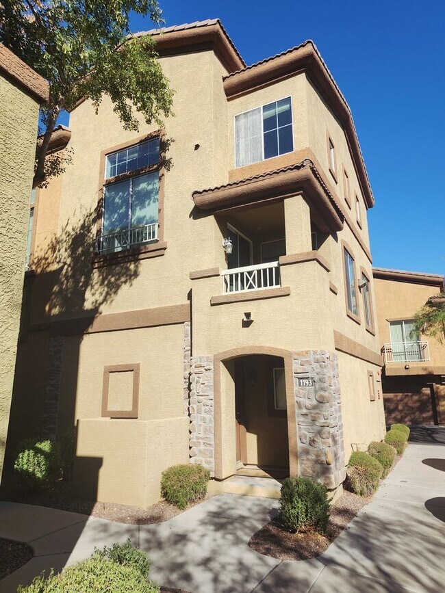Building Photo - Lovely Parkside Townhome!