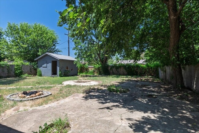 Building Photo - 122 NE Angus St