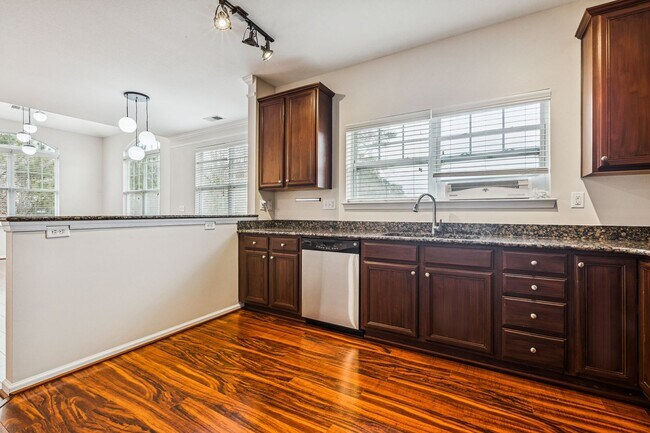 Building Photo - Riverside  Condo-RARE-Ready Now