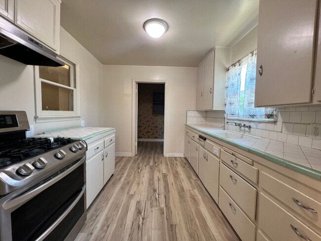 Building Photo - Madera home for rent- corner lot with solar