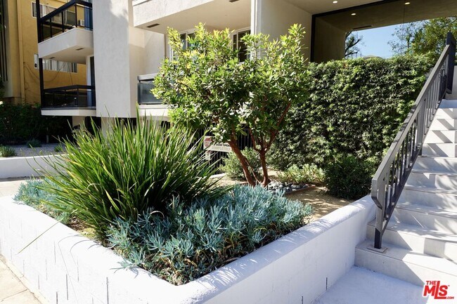 Building Photo - 723 Westmount Dr