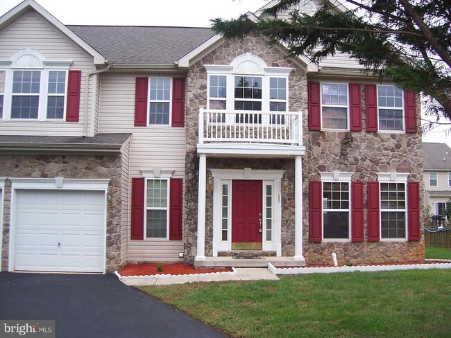 Building Photo - 11 Corvair Ln