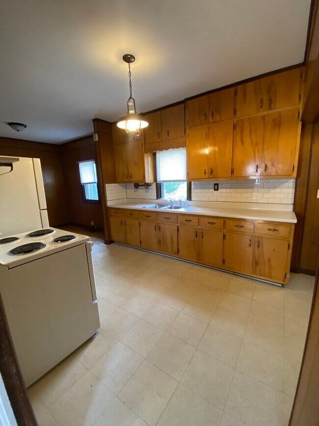 Building Photo - 1502 Debow St