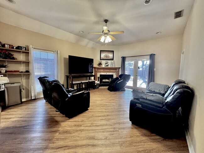 Building Photo - 5400 Flo Dr