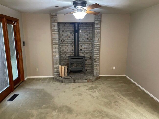 Building Photo - ***PENDING APPLICATION***Fantastic 3 Bedroom Home with Fenced Yard and Garage!