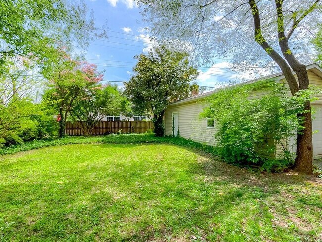 Building Photo - 217 Romany Rd