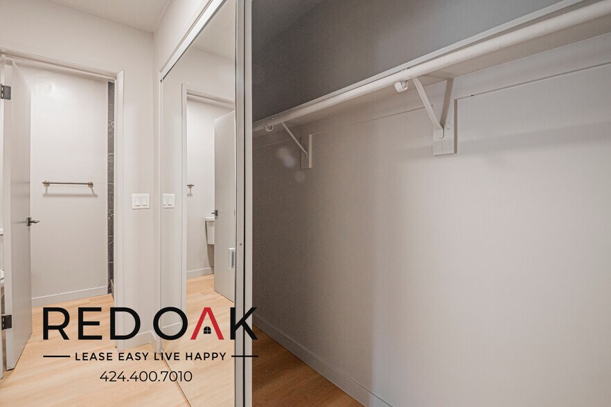 Building Photo - 426 S Venice Blvd