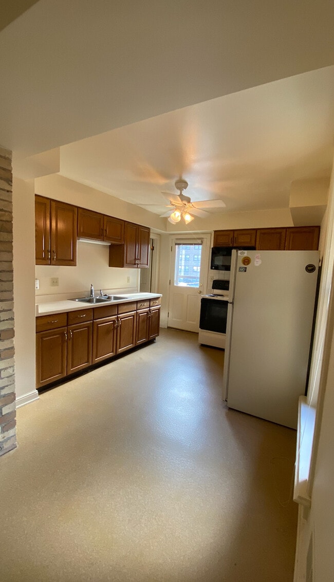 Building Photo - 1716 N Farwell Ave