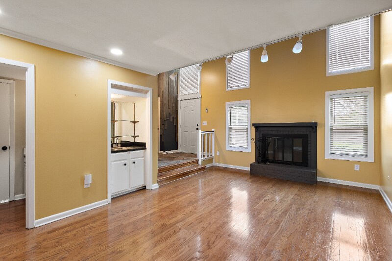 Building Photo - 27 Park Crest Pl