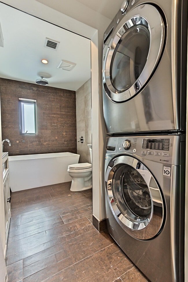 Building Photo - 1955 NE 4th St