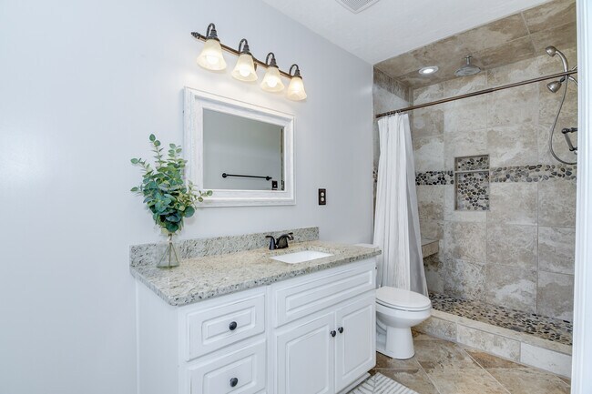 Building Photo - 2003 Helmsdale Ln