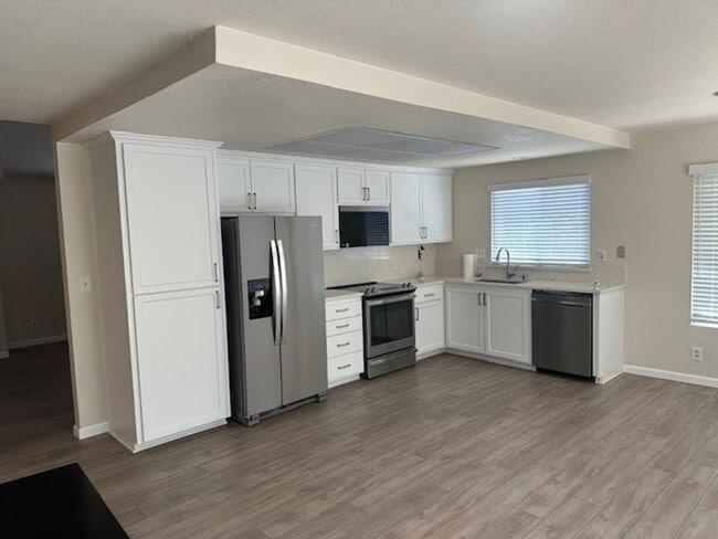 Building Photo - Beautifully Remodeled 2-Story Home in Exce...