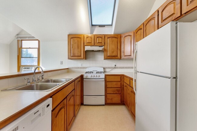 Building Photo - 1 Bed, 1 Bath Studio *All Utilities Included*