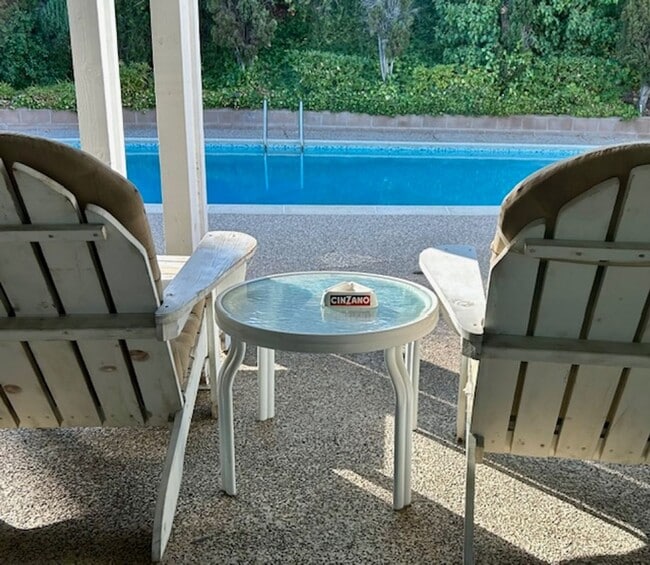 Building Photo - Beautiful One Level, 3 Bedroom, 3 Bathroom Tarzana Pool Home for Lease!