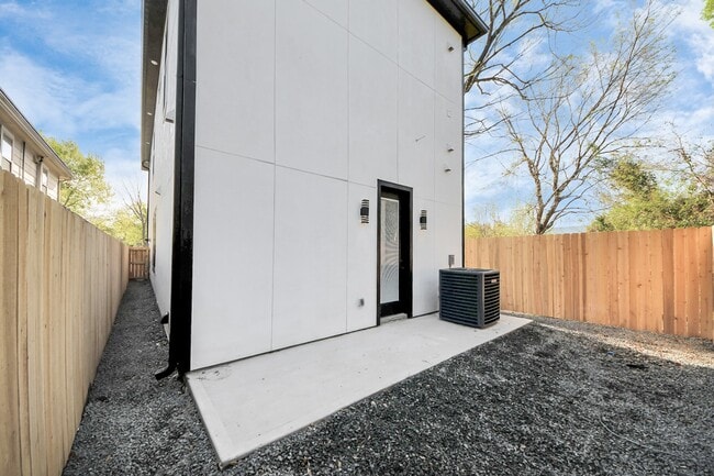 Building Photo - 7935 Sunnyhill St