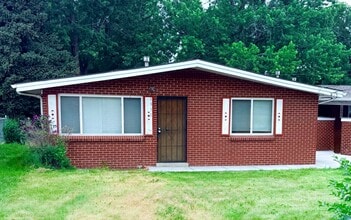 Building Photo - Spacious 2 Bedroom Lakewood Duplex
