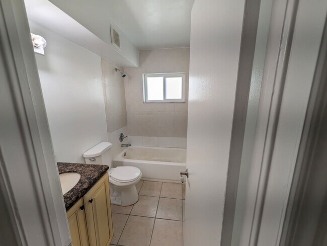 Building Photo - 817 Lighthouse Dr
