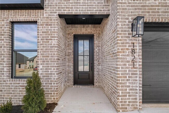 Building Photo - 1821 Lotus Rd