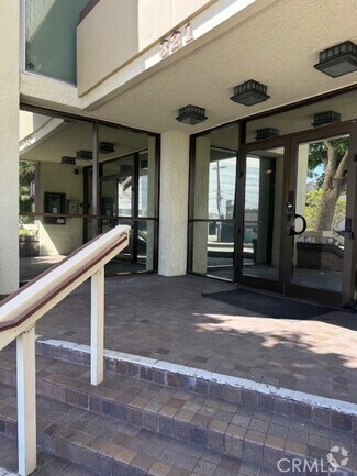 Building Photo - 321 S San Vicente Blvd
