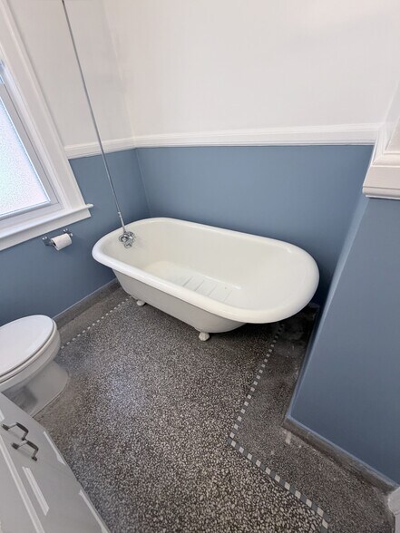 bathroom - 858 Nottingham Rd