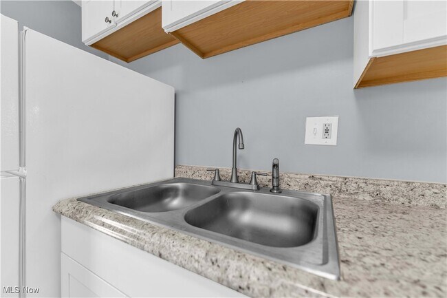 Building Photo - 1041 W 10th St