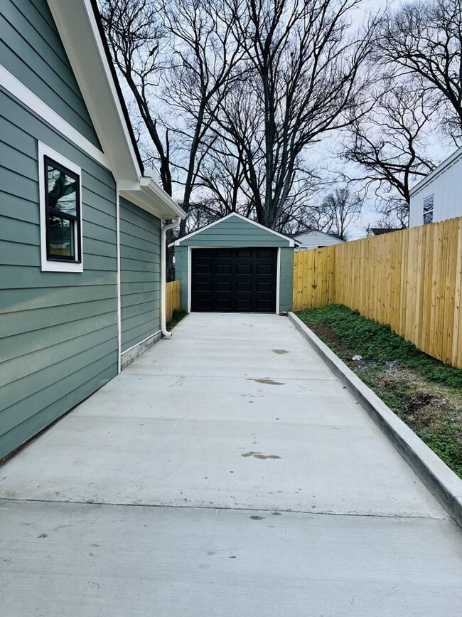 Building Photo - Newly Renovated Home In Nashville