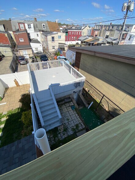 Deck, yard, garage - 1346 N 11th St