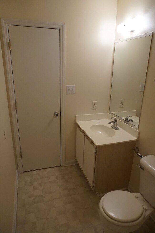 Building Photo - Two Bedroom Two and a Half Bathroom Townhouse located in Marsh Oaks Subdivision