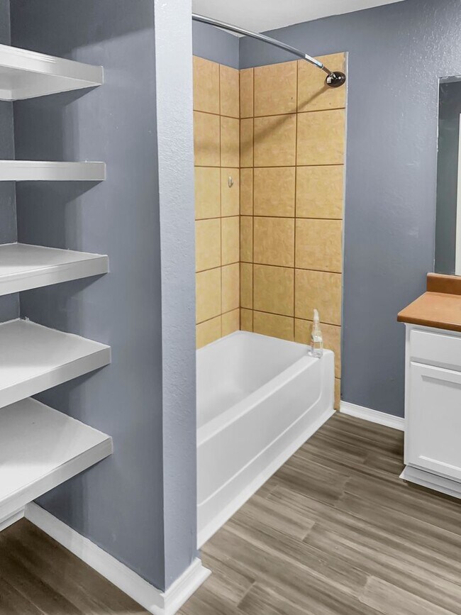 Building Photo - Immediate Move In Available