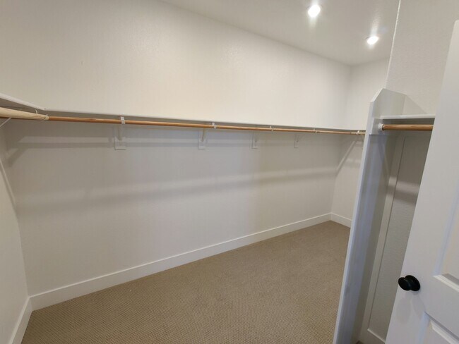Building Photo - 232 Tuso Ranch Rd