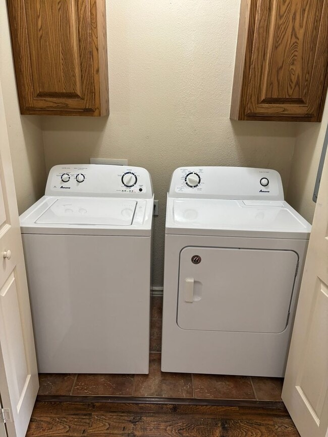 Building Photo - **COMING APRIL** Large Townhouse in Farmington with Loft Style Bonus Space