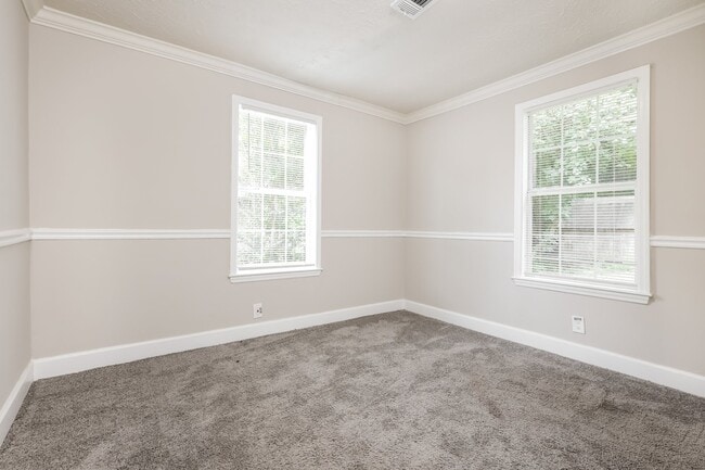 Building Photo - 7728 Aurora Dr