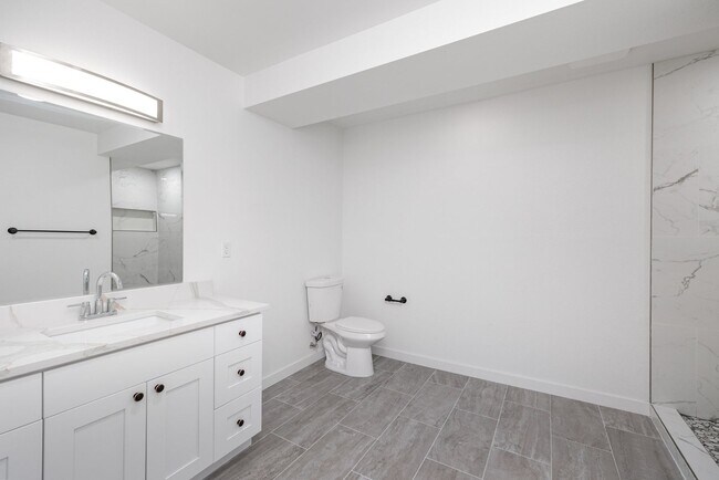 Building Photo - 5 bed 4 bath home in somerset available 9/1