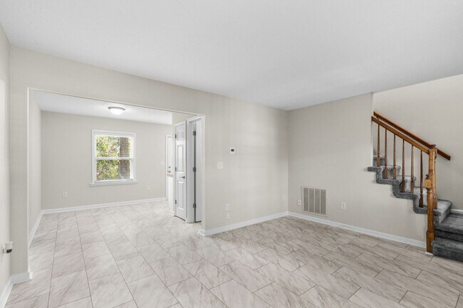 Building Photo - End unit of a Triplex within walking dista...
