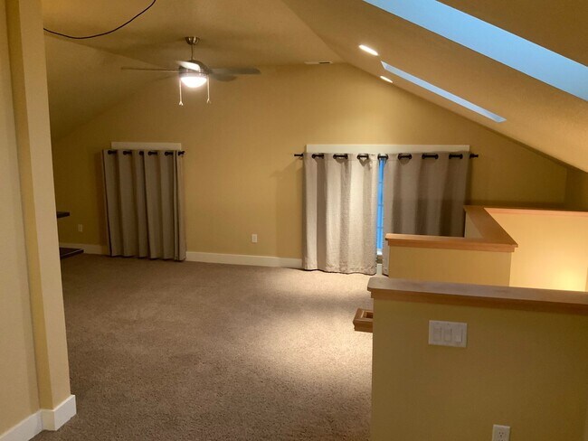 Building Photo - A Must See! 4 Bedroom House in North Eugene