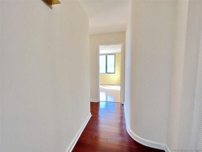 Building Photo - 25 Forest St