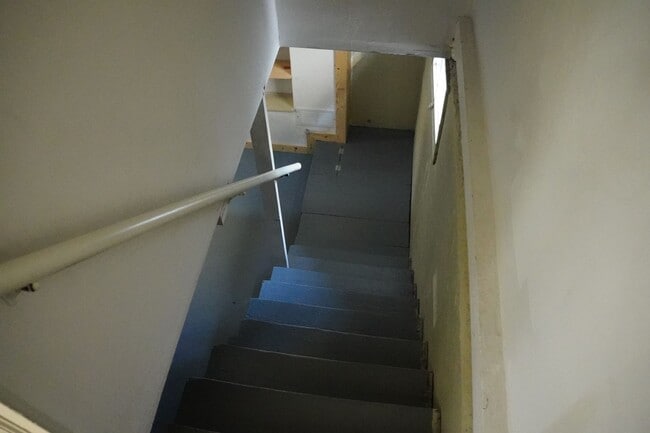 Building Photo - AVAILABLE JUNE - 3 BED 1 BATH