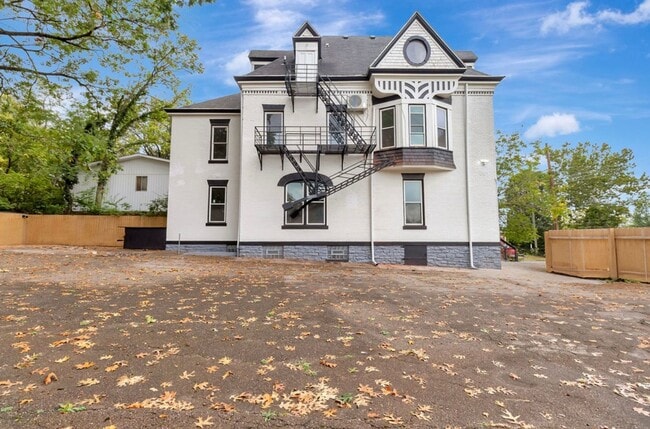 Building Photo - Spacious Newly Renovated 5-Bedroom Home wi...