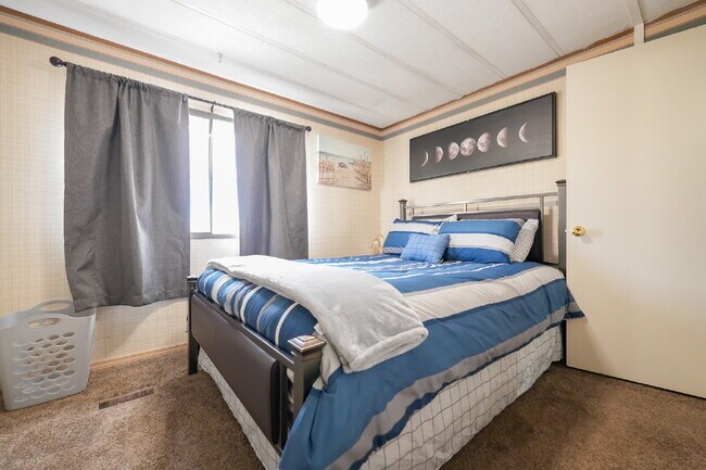Building Photo - Stylish & Spacious 2-Bedroom Mobile Home