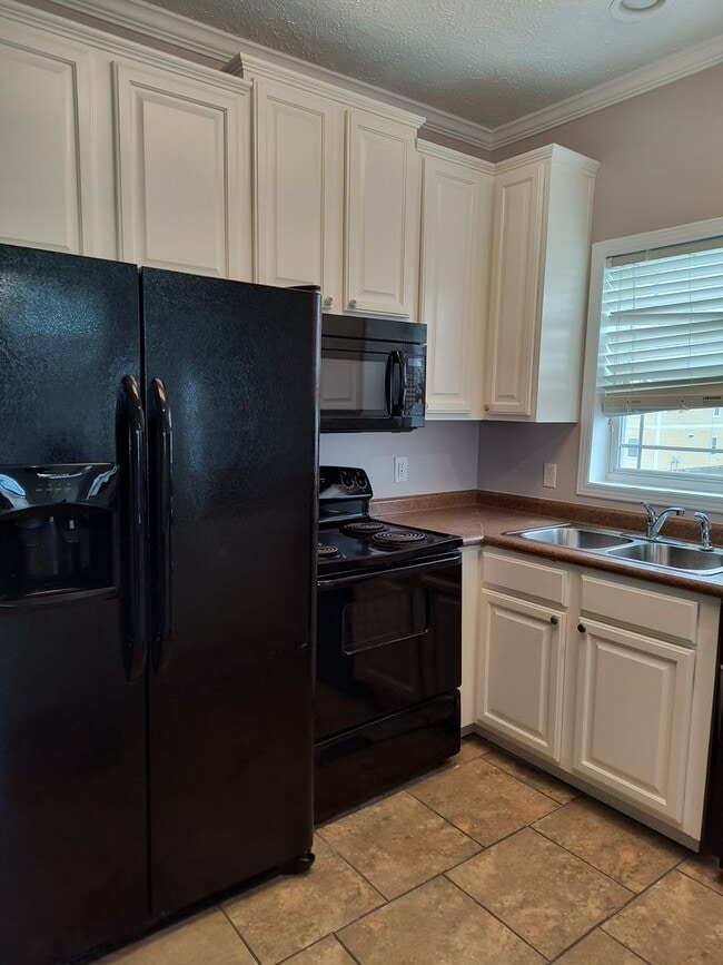 Building Photo - 3 bedroom 2 bathroom townhouse in Ocean Springs