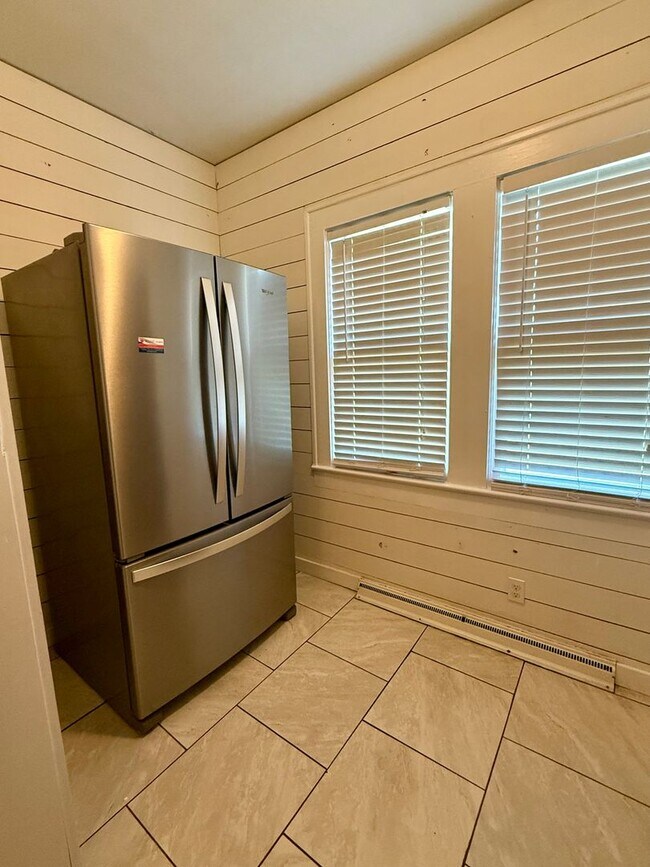 Building Photo - Three bedroom, 1 bath house in Burlington