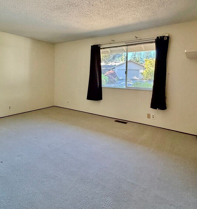 Building Photo - 4 Bed / 2.5 Bath Bellevue rambler $4,095/month