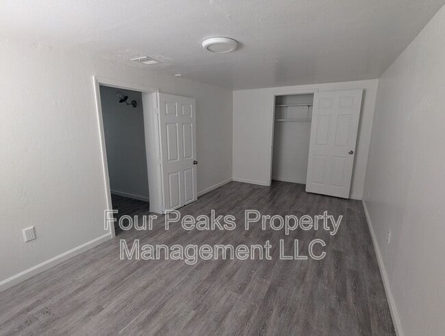 Building Photo - 102 E Hatcher Rd