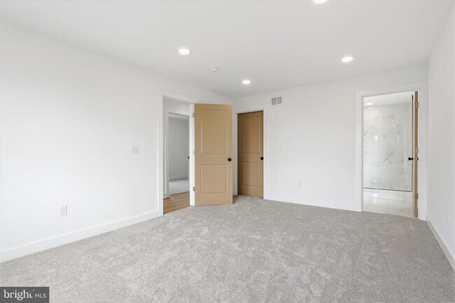 Building Photo - 31 Swan Ln