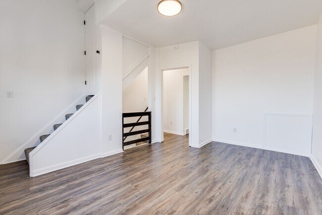 Building Photo - AVAILABLE NOW - Beautiful 3 Bedroom Home w...