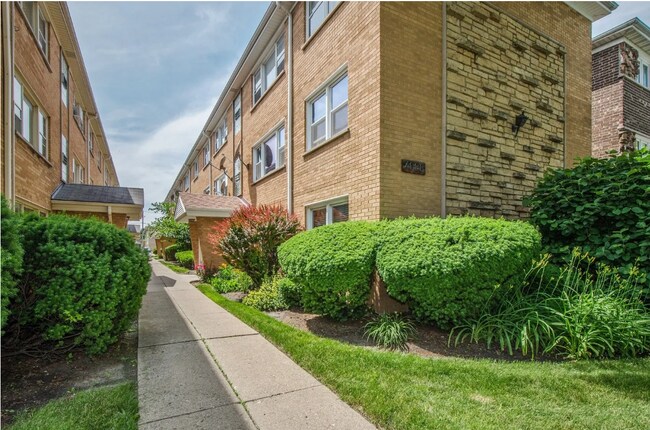 Building Photo - 4826 N Linder Ave
